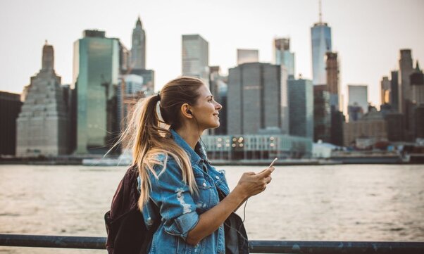 A woman in New York enjoying in the skyline while walking